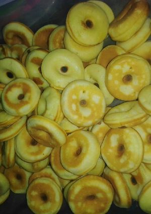 A picture of Cake in Doughnut Shape.