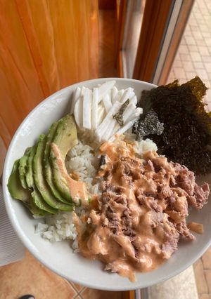 Csípős tonhalas poké bowl recept fotója