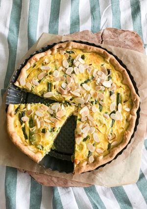 Zdjęcie przepisu Quiche z łososiem i szparagami.