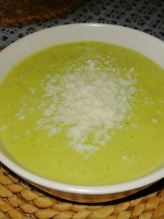 Brokkoli krémleves recept fotója