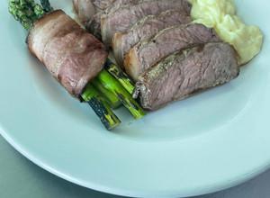 Una foto de Corte 3/4 Rib eye con puré de papa y espárragos con tocino