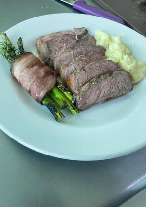 Una foto de Corte 3/4 Rib eye con puré de papa y espárragos con tocino