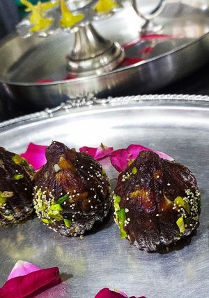 ડેટ્સ ડ્રાયફ્રૂટ મોદક (Dates Dryfruit Modak Recipe In Gujarati) રેસીપી મુખ્ય ફોટો