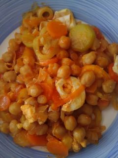 Una foto de Garbanzos con tomate, verduritas y huevo duro