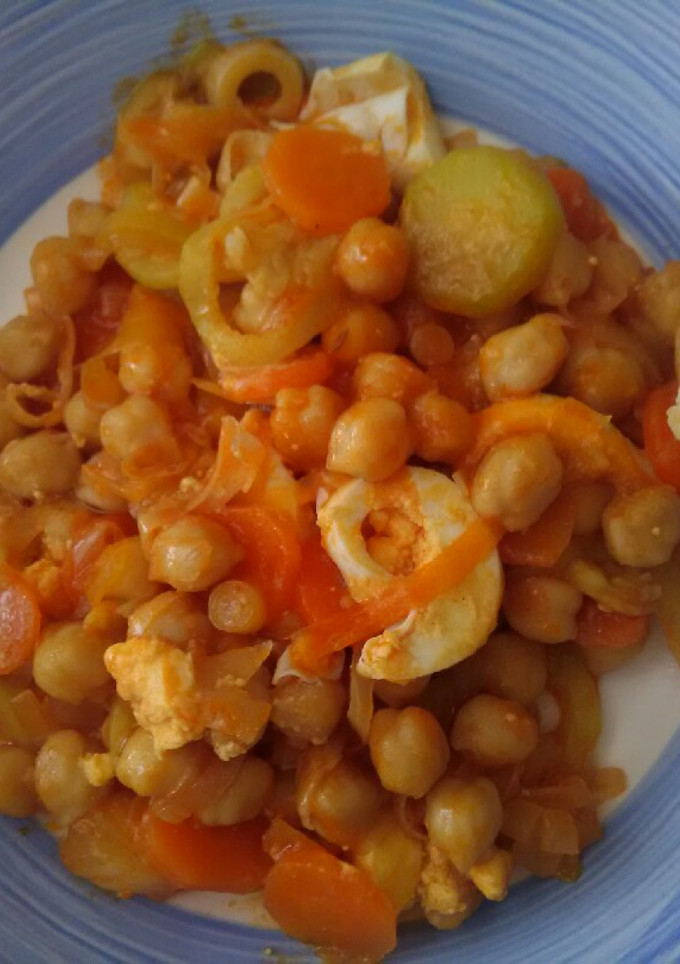 Una foto de Garbanzos con tomate, verduritas y huevo duro