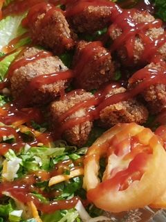 صورة لوصفة سلطة خضار بقطع السمك