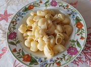 Una foto di pasta con la panna e noci