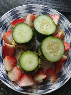 Una foto de Sandwich de pepino y atún 🥒🥑🍓