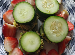 Una foto de Sandwich de pepino y atún 🥒🥑🍓