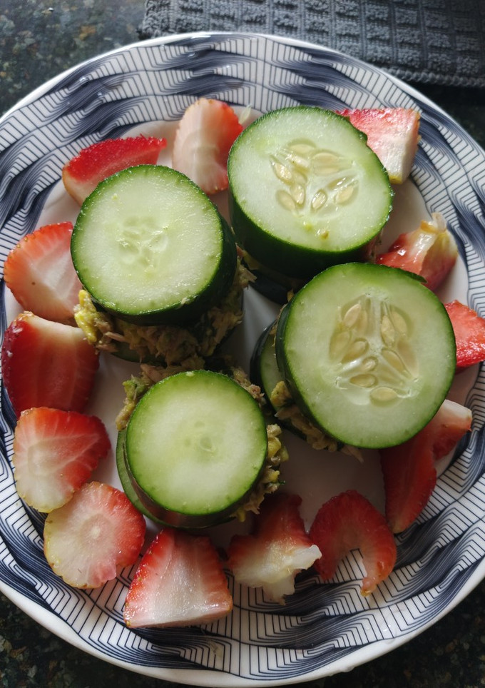 Una foto de Sandwich de pepino y atún 🥒🥑🍓