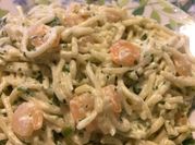 Una foto de pasta blanca con camarones