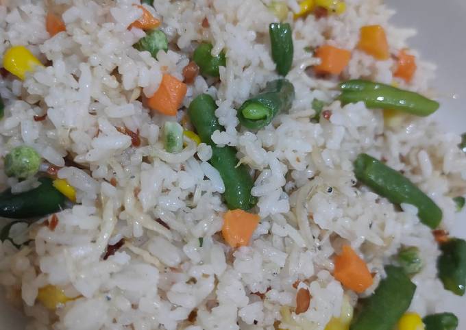 Nasi goreng putih teri pelangi