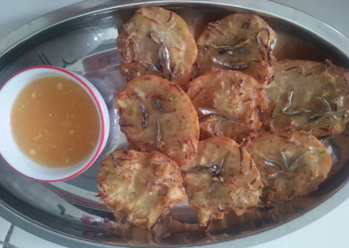 Bakwan khas pontianak dengan sambal asem, manis, pedas