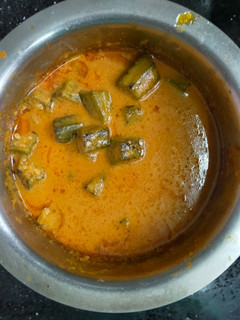 வெண்டைக்காய் குழம்பு(vendaikkai kulambu recipe in tamil) செய்முறை முக்கிய புகைப்படம்