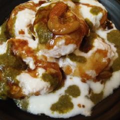 A picture of Dahi bhalla.