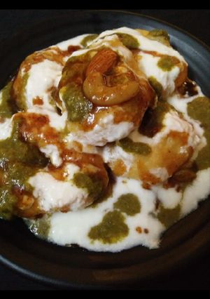 A picture of Dahi bhalla.