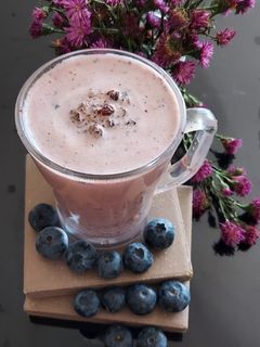 બ્લુ બેરી મિલ્ક શેક(blue berry milk shake recipe in Gujarati) રેસીપી મુખ્ય ફોટો