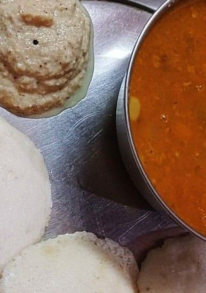 A picture of Idli sambhar.