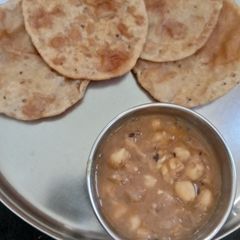 A picture of White Chole and puri.