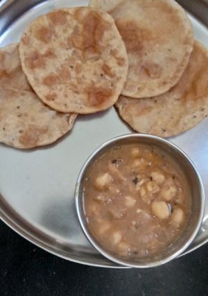 A picture of White Chole and puri.
