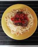 Albóndigas con spaguettis y tuco