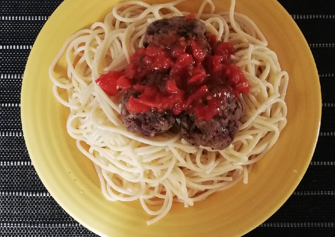 Albóndigas con spaguettis y tuco