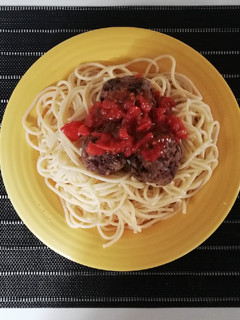 Una foto de Albóndigas con spaguettis y tuco