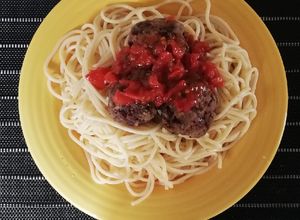 Una foto de Albóndigas con spaguettis y tuco