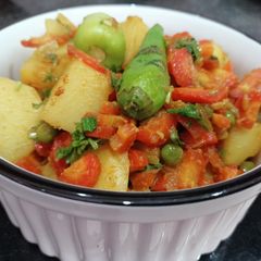 A picture of Aloo matar gajar mix veggies.