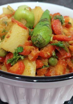 A picture of Aloo matar gajar mix veggies.