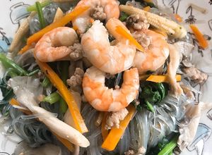 Hình của món Miến xào tôm thịt.