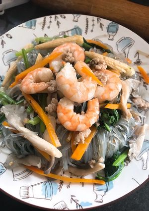 Hình của món Miến xào tôm thịt.