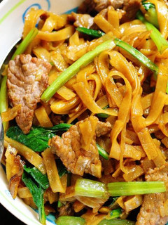 A picture of Stir-Fried Pho with Beef, Chinese Style.
