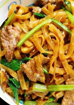 A picture of Stir-Fried Pho with Beef, Chinese Style.