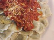 Una foto de salsa para raviolis verdura