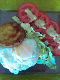 Una foto de Hamburguesa envuelta en queso con berenjena rellena, huevo frito y salsa de mostaza