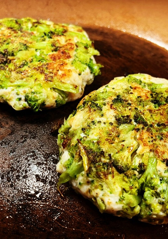 Una foto de Hamburguesa de brócoli 🥦 y pollo 🍗