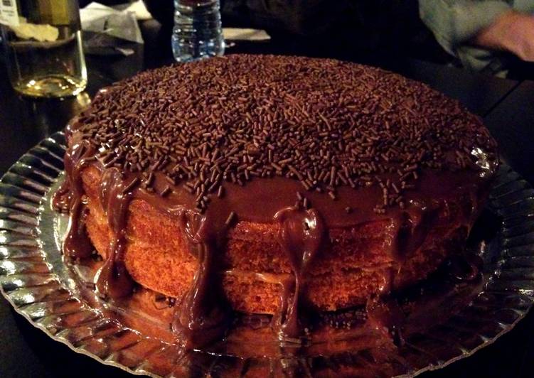 Bolo de aniversário "dinamite" de cenoura