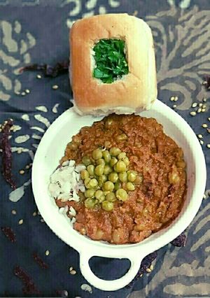 A picture of Chanya tonak dry peas curry.