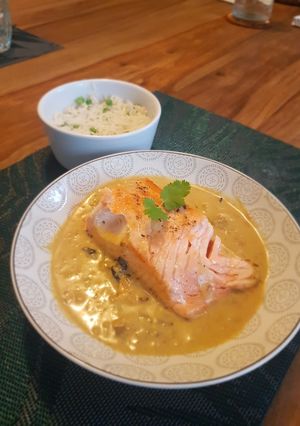 Une photo de Saumon et bouillon thaï au curry vert 🇹🇭