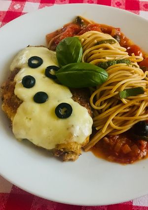 Parmezános csirkemell paradicsom szósszal, spagettivel recept fotója