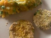 Una foto de milanesas con polenta