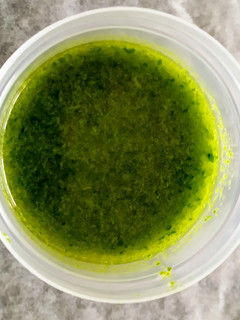 Una foto de Aceite de perejil casero