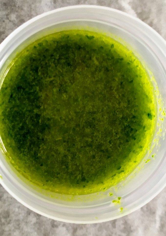 Una foto de Aceite de perejil casero