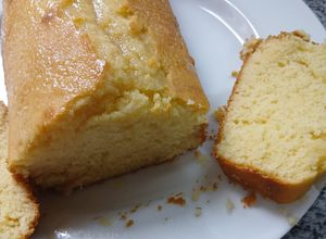 Una foto de Budín de limón delicioso! Con glaseado de limón!