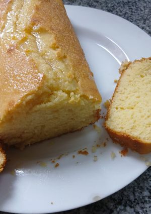Una foto de Budín de limón delicioso! Con glaseado de limón!