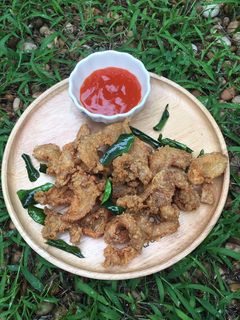 รูปของ “หนังไก่ทอดใบมะกรูด”