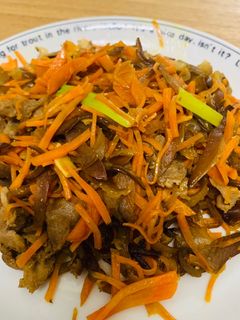 木耳炒紅蘿蔔豬肉片 的食譜成品照片