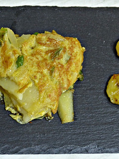Una foto de Tortilla de pimientos de Padrón con plátano frito