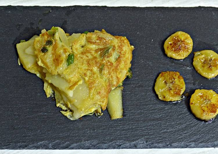 Tortilla de pimientos de Padrón con plátano frito